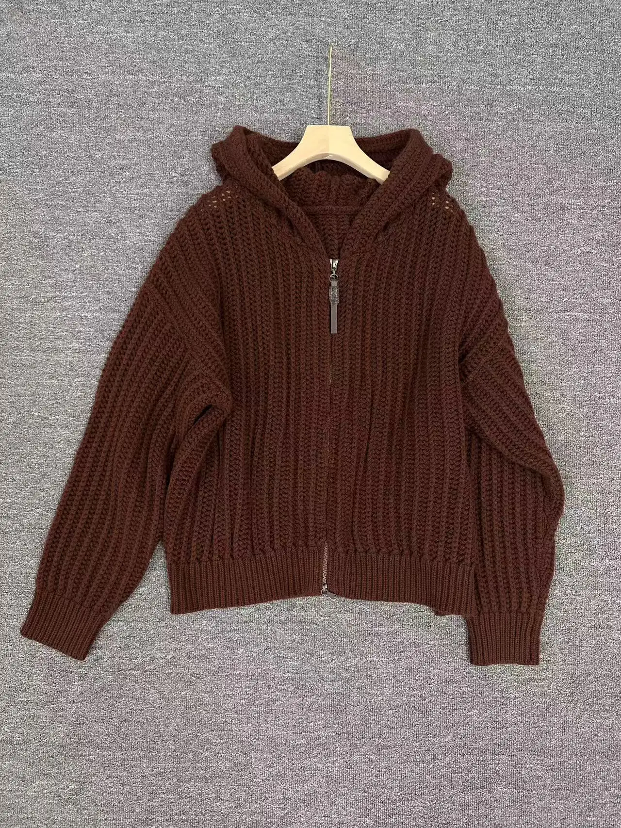 2025 Cardigan con zip lavorato a maglia in lana sciolta con cappuccio scavato da donna autunno e inverno B * C