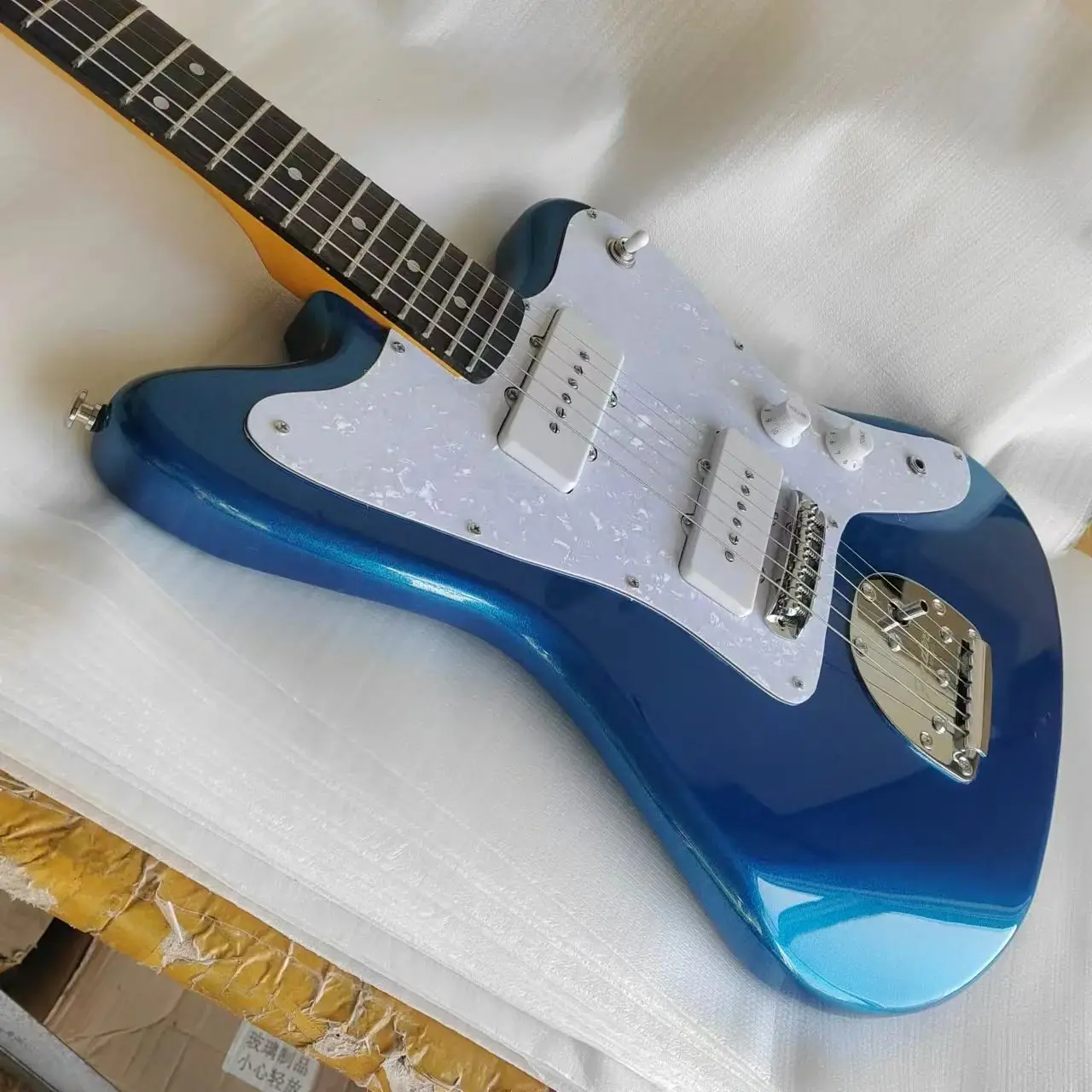 High-end metallic blue electric guitar, cost-effective, very popular among everyone