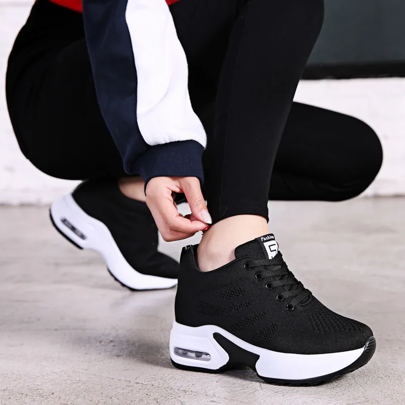 New platform sports shoes, breathable casual shoes, ladies\' fashionable shoes with higher and higher height.