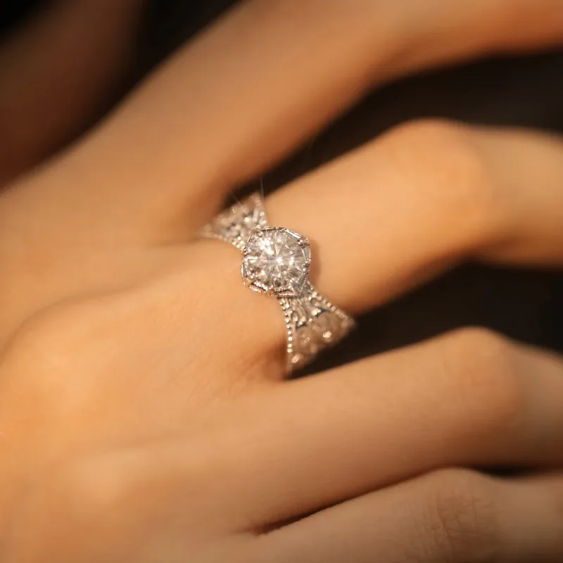 

Love Tang grass pattern new Chinese style niche temperament hollow moissanite ring women