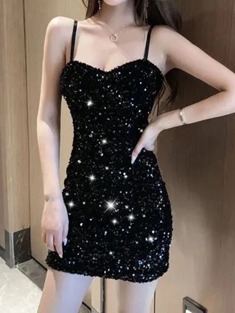 

Sequined camisole dress for women in autumn and winter, paired with a tight fitting coat, black dress that covers the buttocks