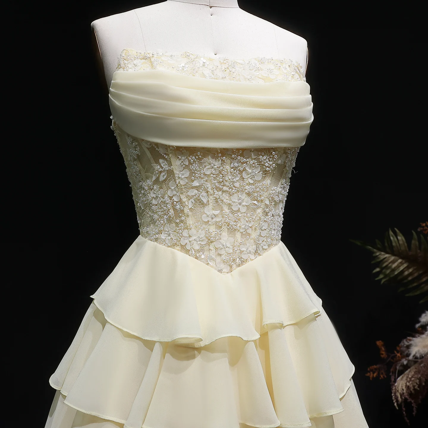 Sharon Said Gelbes trägerloses Homecoming-Kleid mit Perlenapplikationen, gestuften Rüschen, Chiffon, Dubai, kurzes Cocktail-Partykleid RM143, maßgeschneidert – Detail 8