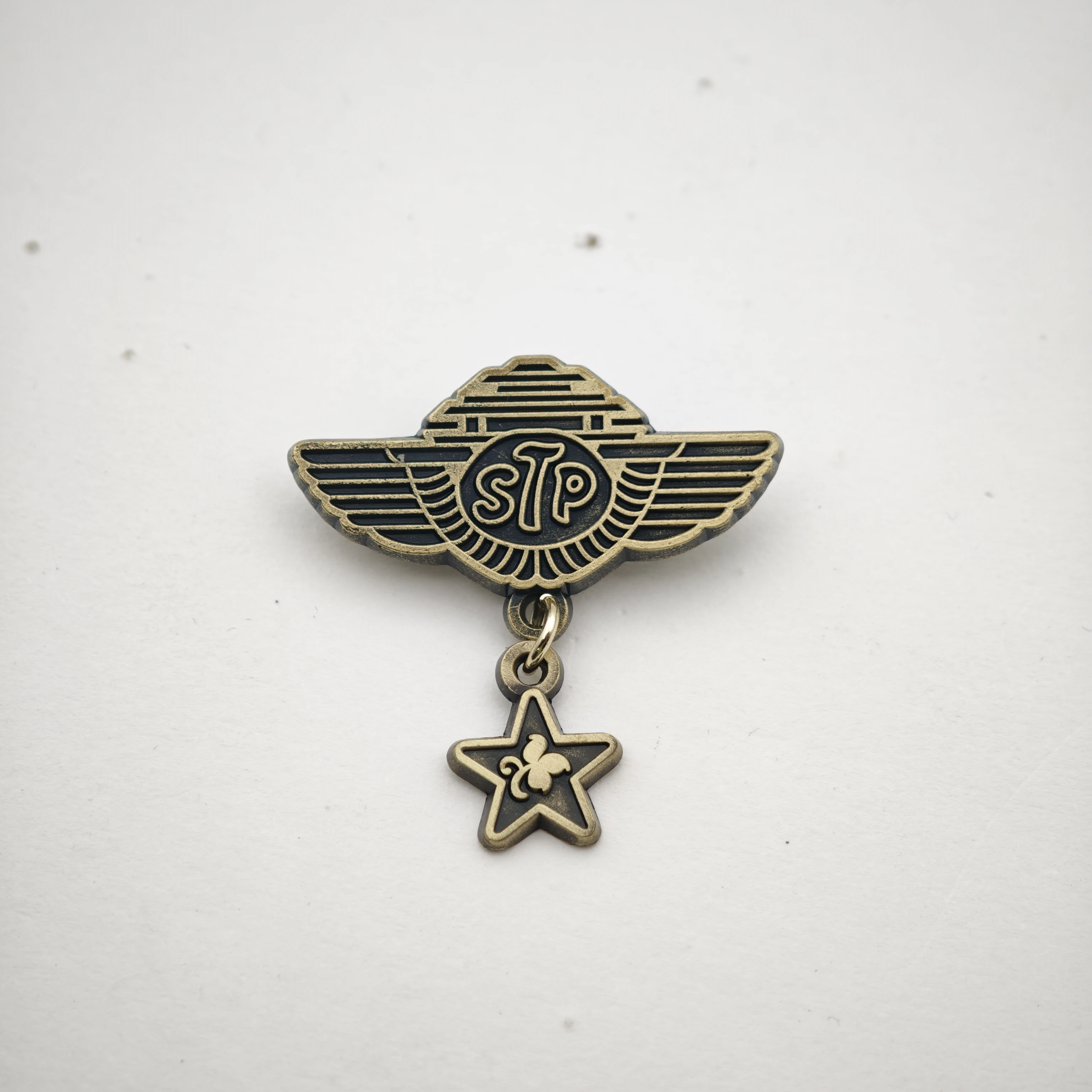 Stone-Temple Pilots Band Emaille-Pin STP-geflügelte Broschen Hängender Stern Metall-Abzeichen Grunge Rock Musik-Fans Sammlerstück Schmuck Geschenk – Detail 10