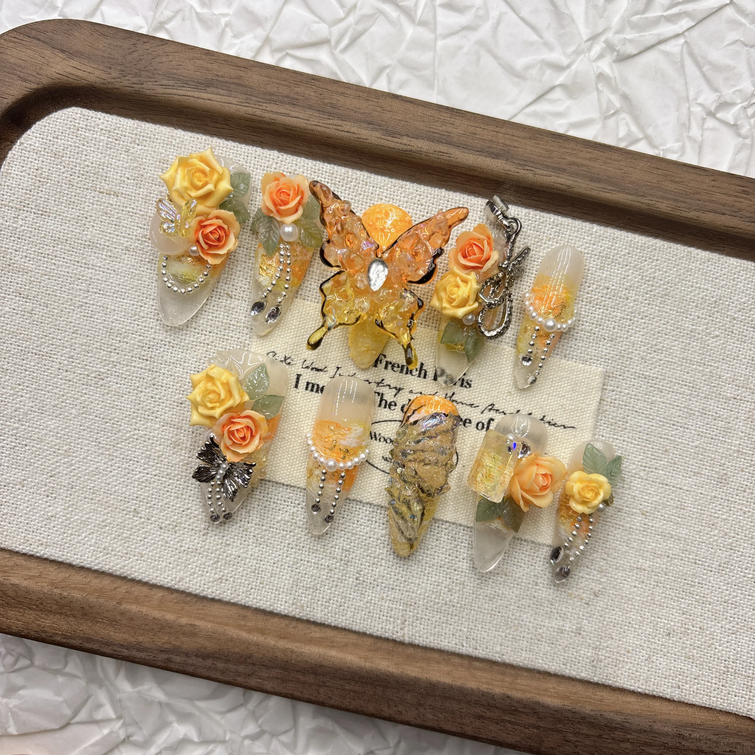 ゴールデンイエロー 3D ローズバタフライプレスオンネイル レジンラインストーン 透明ベース 3D フラワーバタフライデザイン ロマンチックフェアリーコア