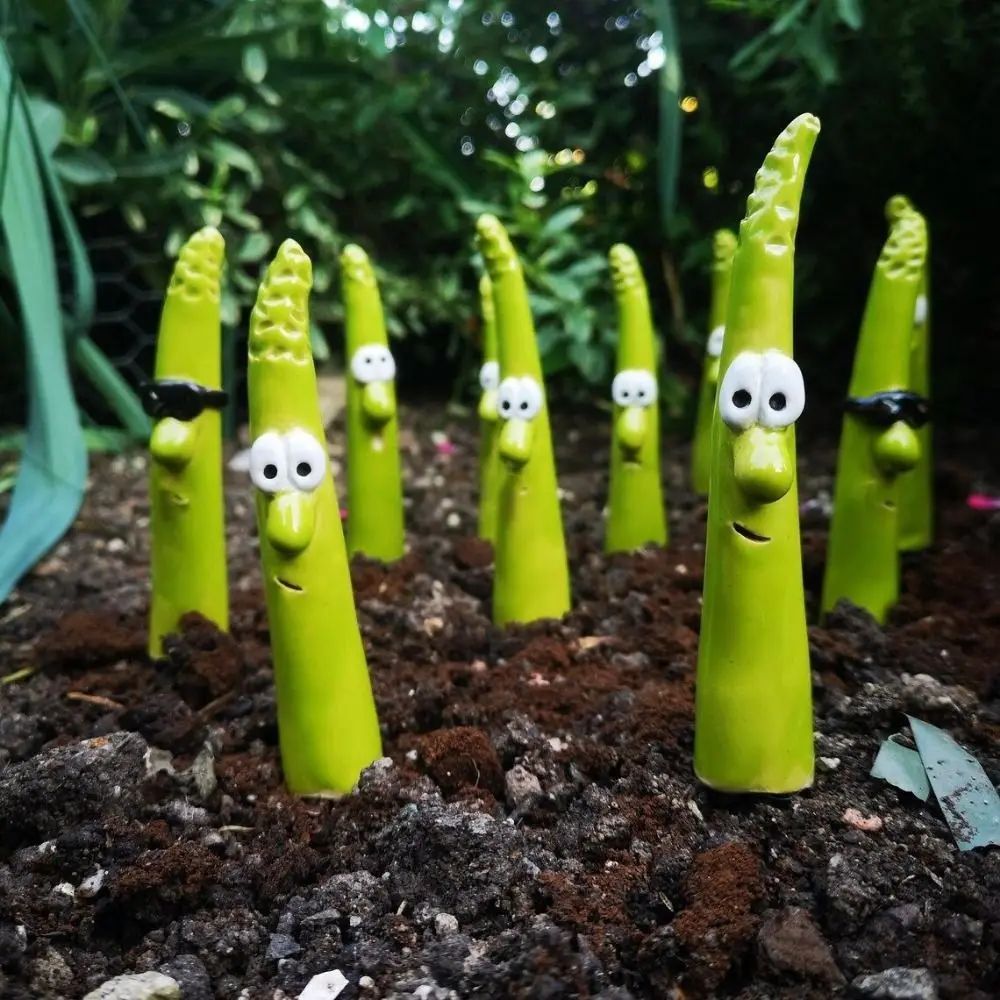 

2Pcs Creative Bamboo Shoot Plant Crafts Handmade Cute Expression Bamboo Shoot Garden Stakes Weatherproof Resin Crafts