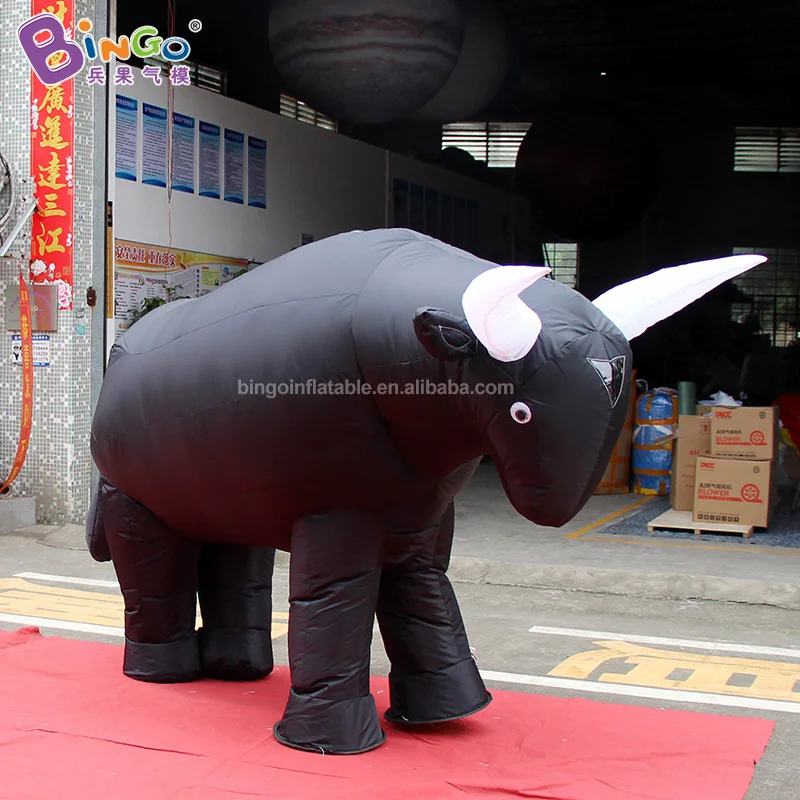 

Inflatable Bull Walking Costume 3.2x1.8 Meters Parade Props Cartoon for Event Use