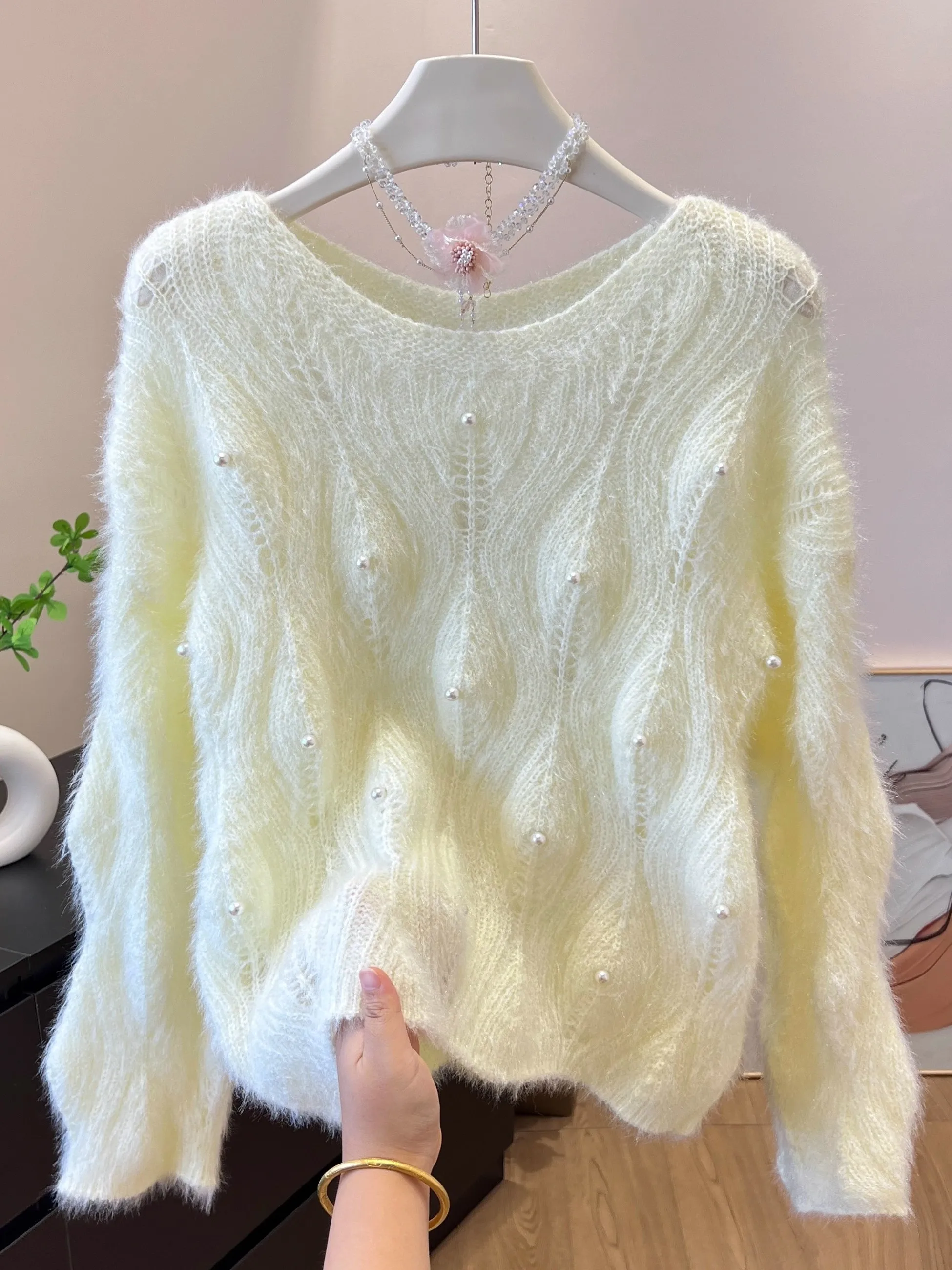 Weiche, gemütliche, ausgehöhlte Strickwaren für Damen, lockeres Design, Herbst-Winter, neue Sle, faionable, Anti-Aging, chinesischer Sle, runder Ne-Sw...