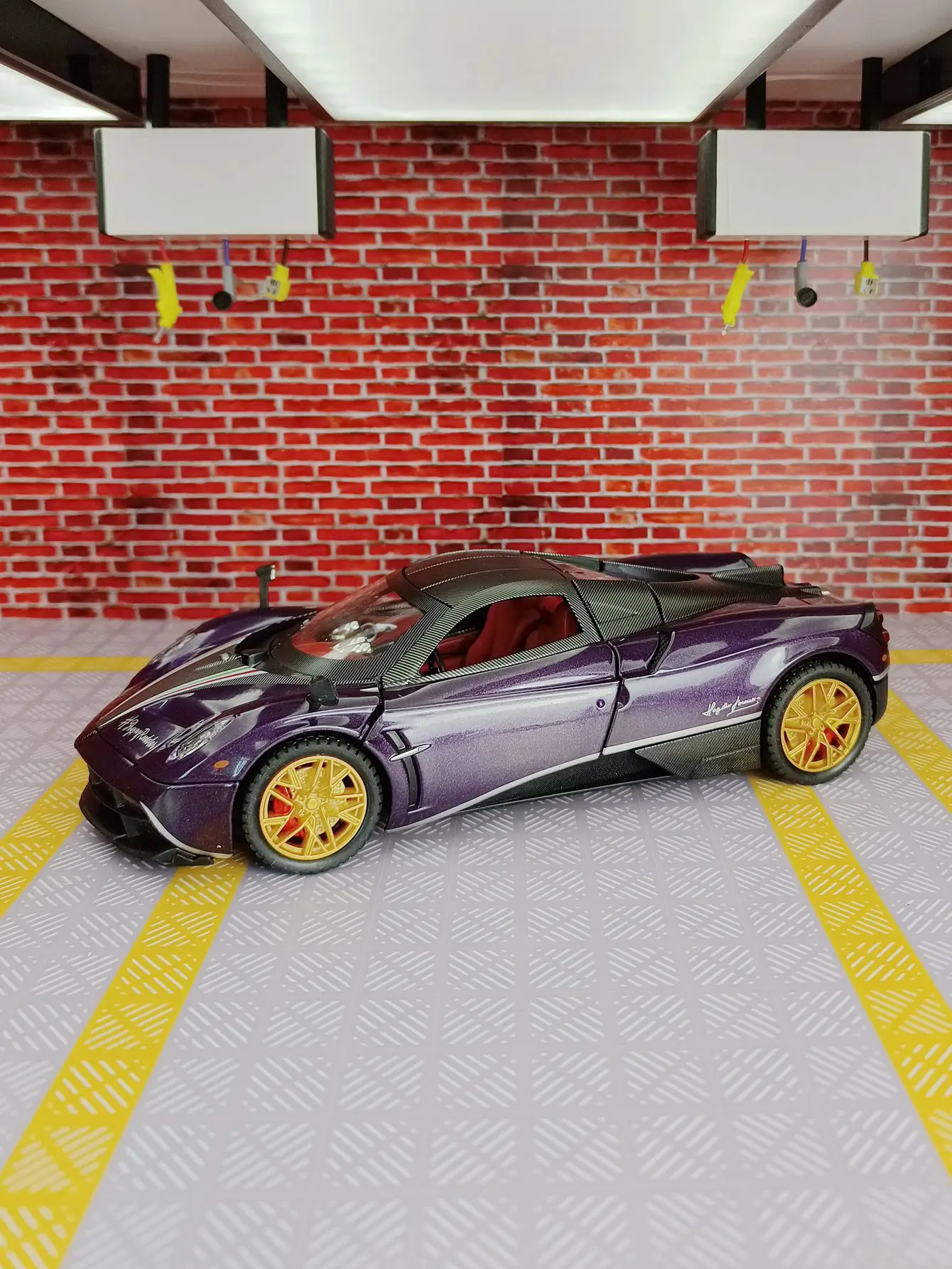 โมเดลรถซูเปอร์คาร์ Pagani อัลลอยด์ ขนาด 1:24 ของสะสม ตกแต่งบ้าน ประตูเปิดได้ มีเสียงและไฟ ของขวัญ