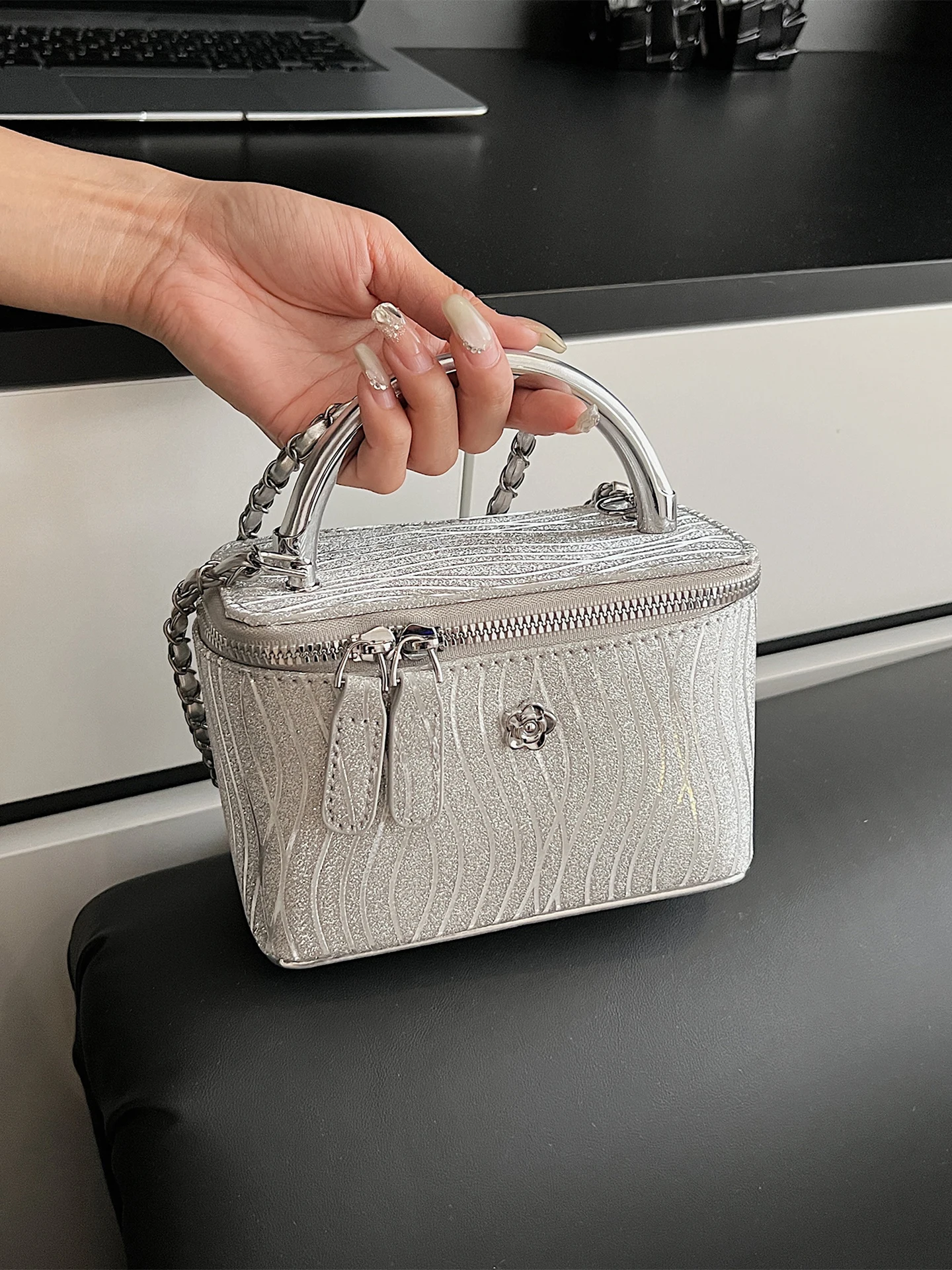 Faionable حقيبة يد فضية المرأة oulder Crossbody Buet حقيبة سلسلة جديدة 2025 لينة بولي Leather جلد عادية ex حقيبة
