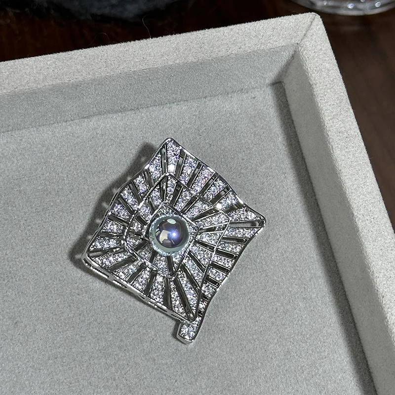 컬러 실버 그레이 진주 미로 기하학적 브로치 하이 엔드 절묘한 패션 핀 스웨터로 장식 된 하이 엔드 강한 빛