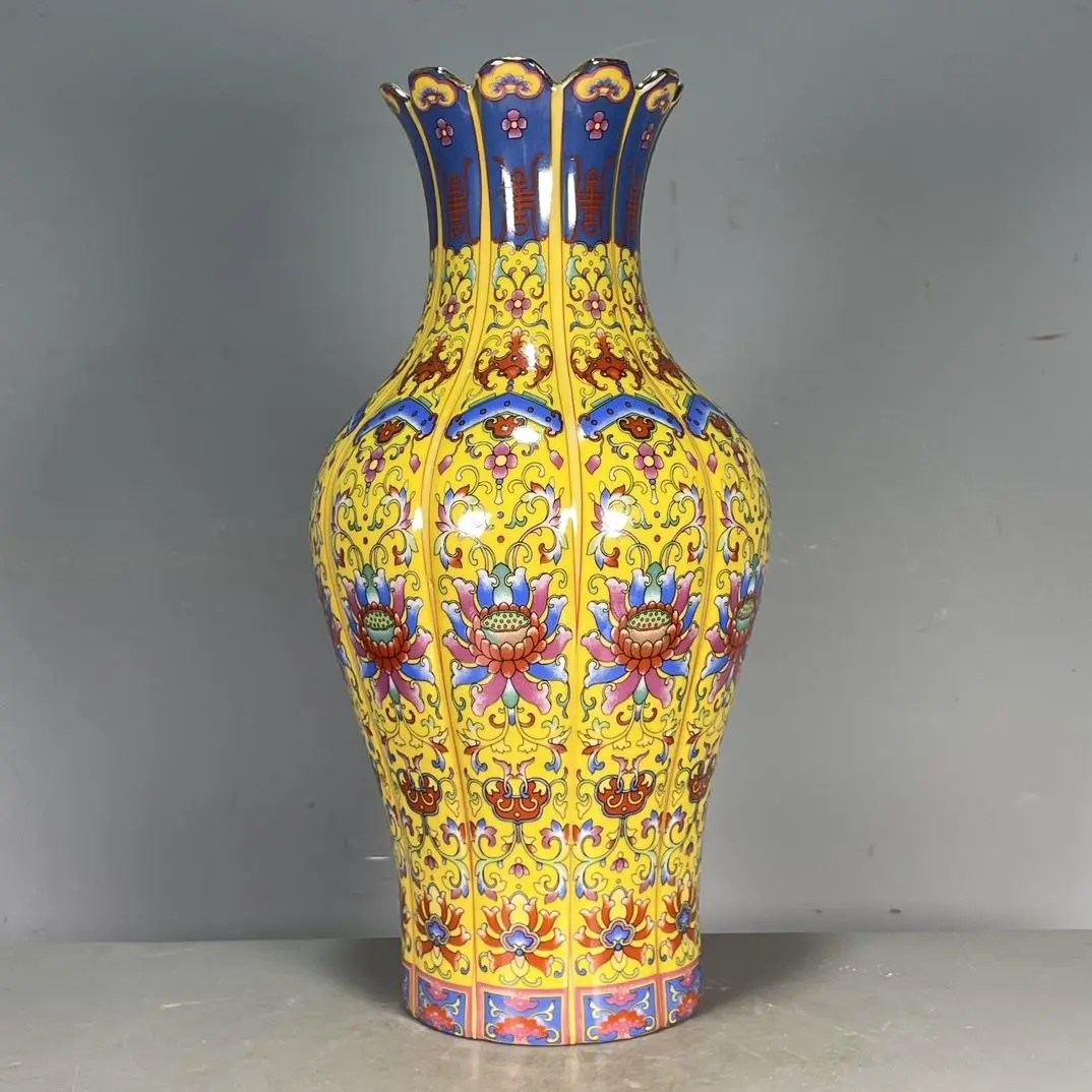 Imitation Chinese-style porcelain, Qing Dynasty Yongzheng period enamel-painted flower and bird ornament.