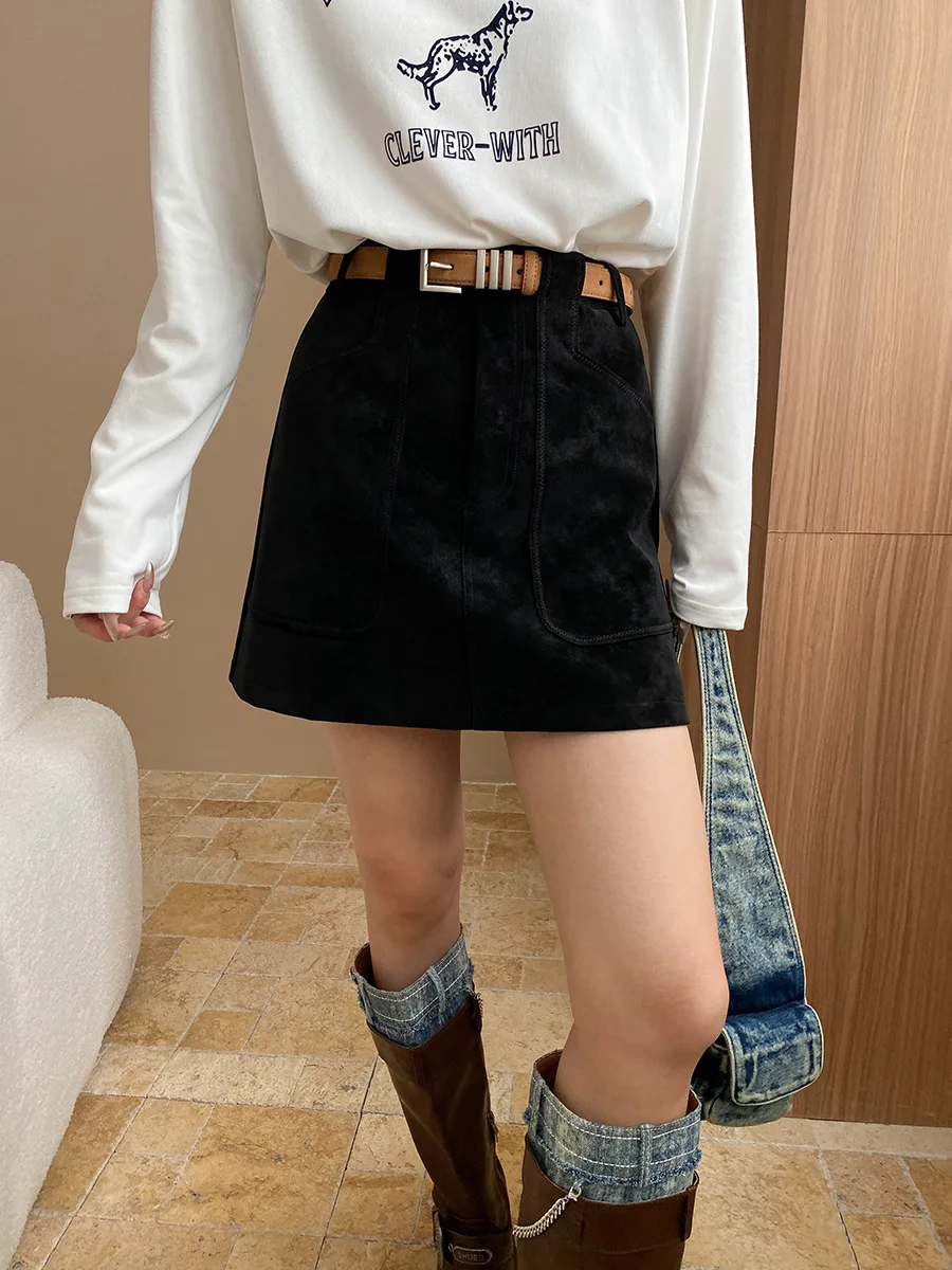 

Замшевая высококачественная короткая юбка трапециевидной формы с большими карманами. Стильная и подчеркивающая фигуру.