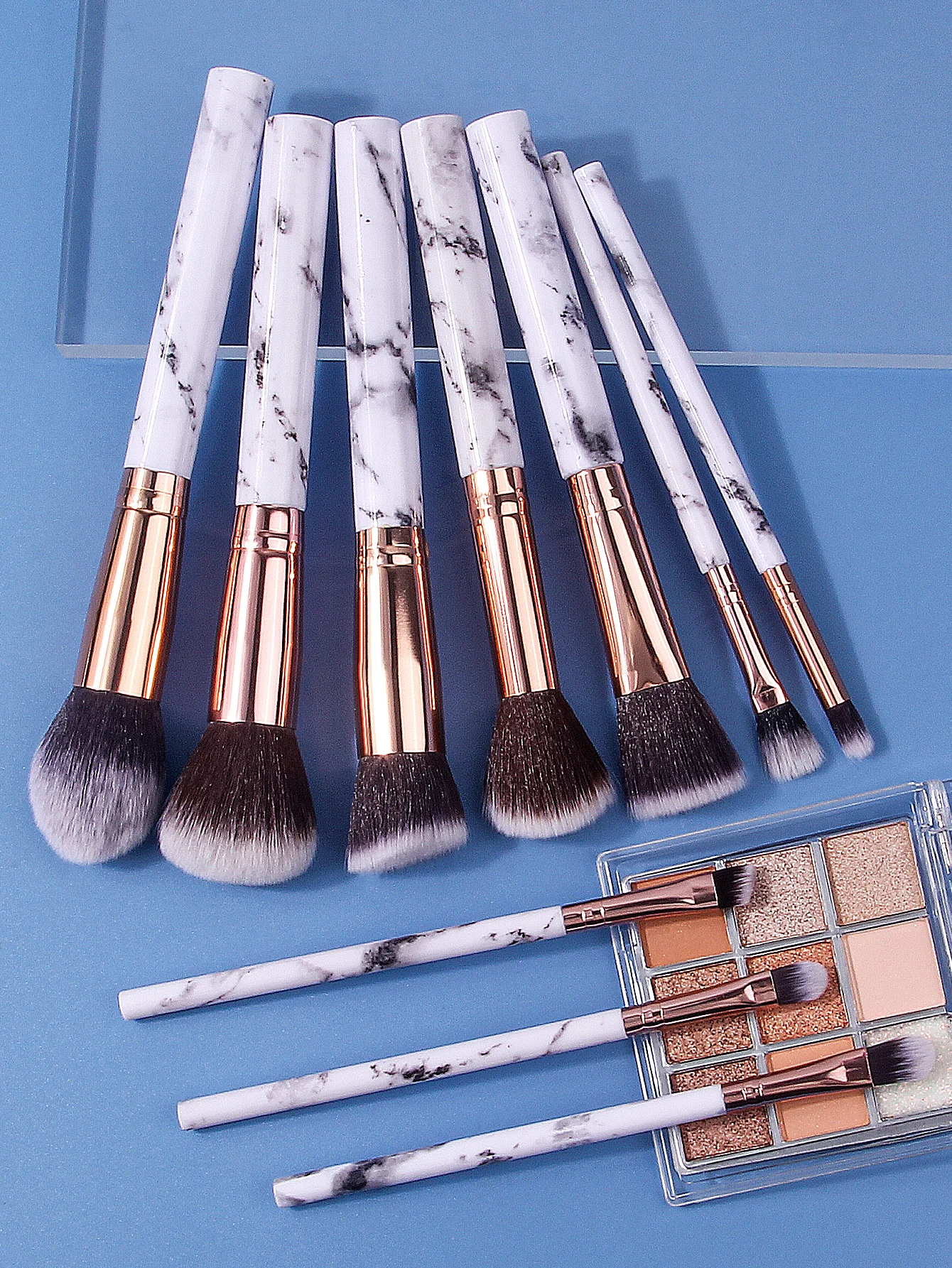 مجموعة فرش مكياج متعددة الوظائف ذات شعيرات ناعمة مكونة من 10 قطع + 2 قطعة منتفخة مسحوق إسفنجية على شكل بيضة مثلثة + 3 قطع ربطة شعر وحزام معصم