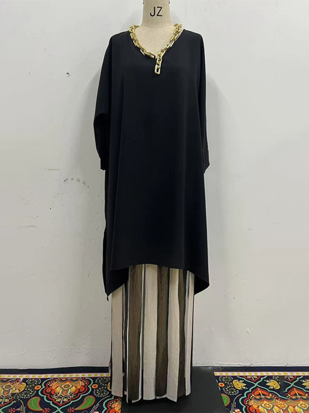 Black Glitter Chic Evening Dress With Golden Chains Beautiful V Neck Casual Date Travel Women Wear Elegant Stand Out at Events
