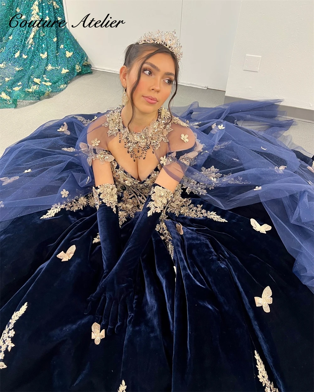 Robe de Quinceanera en velours bleu marine avec gants, appliques en dentelle papillon or clair, cape, robe de Rhpour Sweet 15 16 personnalisée