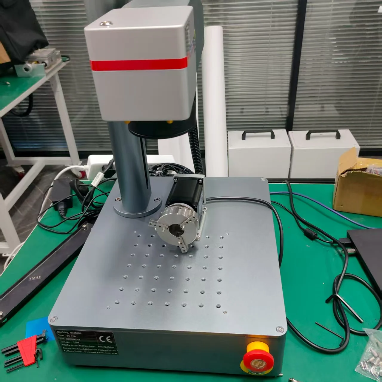 

Волоконный лазерный маркер с вращающимся насадкой для цилиндрических объектов, кольцевая чашка, ручка, бутылка, гравировка текста, логотип, узор 100-240 В