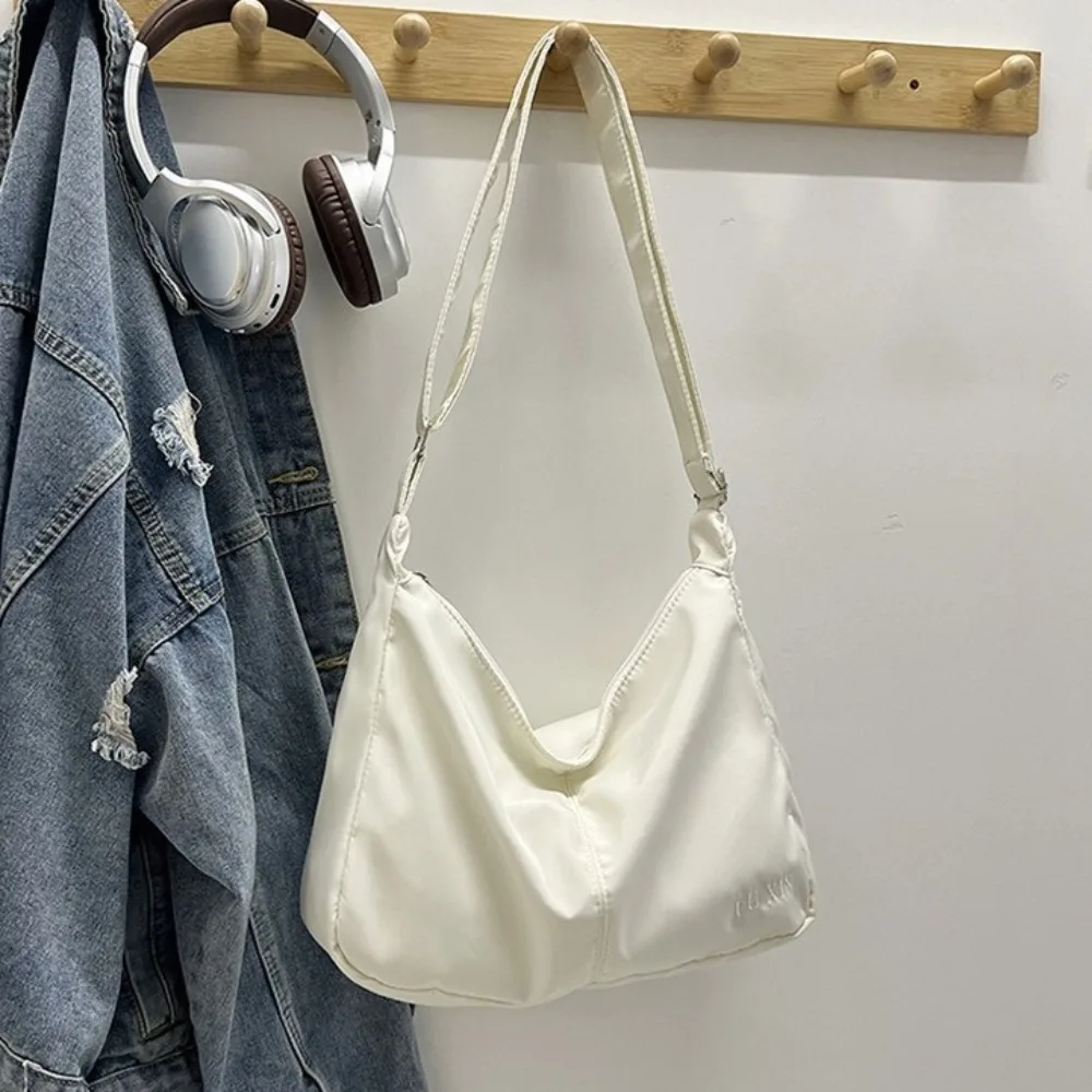 حقيبة كروس كاجوال من القماش ذات سعة كبيرة بلون سادة وسحاب حقيبة كتف خفيفة الوزن للفتيات