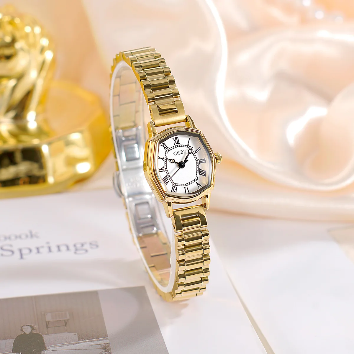 

Классические золотые часы в форме винной бочки для женщин с римским циферблатом в стиле ретро, элегантные и изысканные кварцевые часы со стальным ремешком в подарок