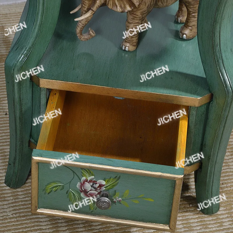 شقة صغيرة غرفة المعيشة أريكة الزاوية قليلة الجوانب، طاولة هاتف بسيطة طاولة القهوة الصغيرة قليلة الجانبين