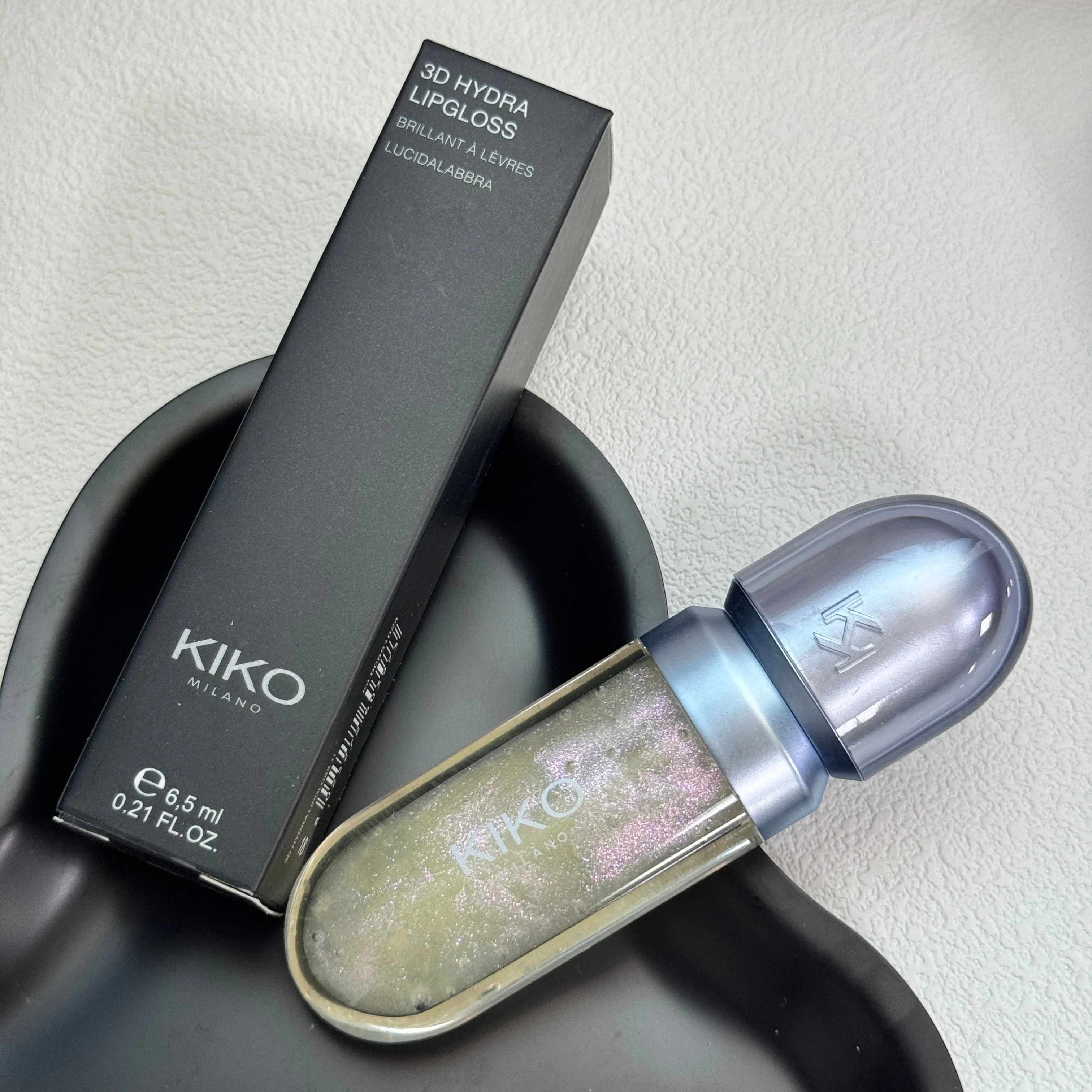 Der neue 3D KIKO MILANO Water Light Liquid Lip Gloss sorgt für ein klares, natürliches Make-up-Ergebnis, einen spiegelglatten Effekt und ein langanhaltendes, nicht trocknendes Make-up. – Detail 1