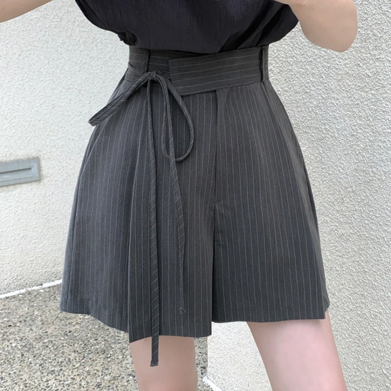 

Элегантные полосатые шорты, женские модные черные широкие шорты на шнуровке, летняя уличная одежда, корейские мешковатые повседневные короткие брюки с высокой талией