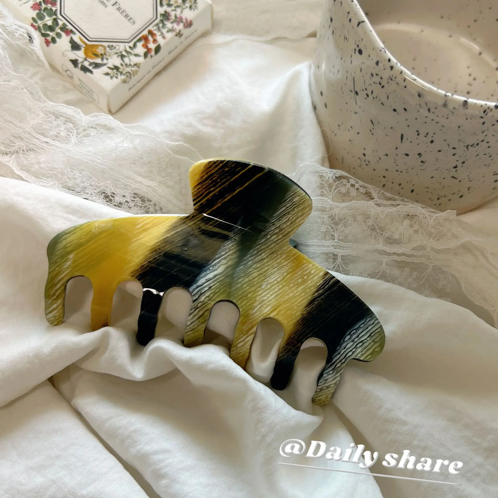 

DS NEW Autumn Winter Geometric Acetate Hair Claw 10.5CM Large Claw Clips INS Trendy Hair Clips Hair Accessories for Women Girls