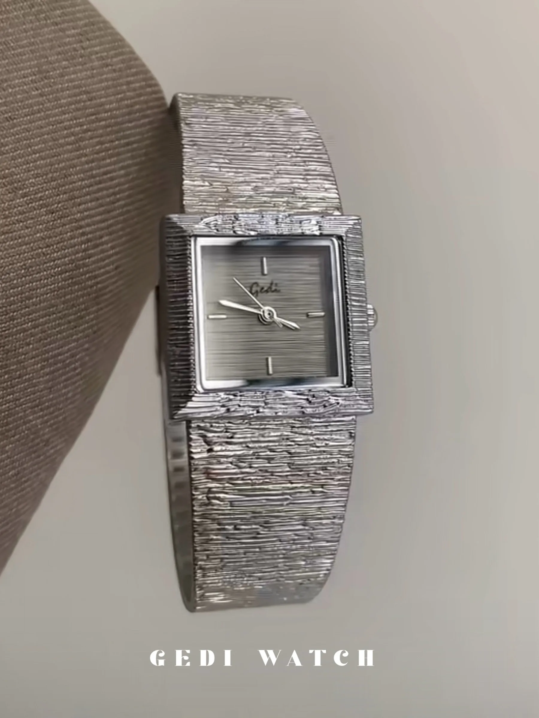 Retro Ladies Quartz Watch Square Case Niche Light Luxury Elegant High Sense Women Wristwatch for Office Daily Commute