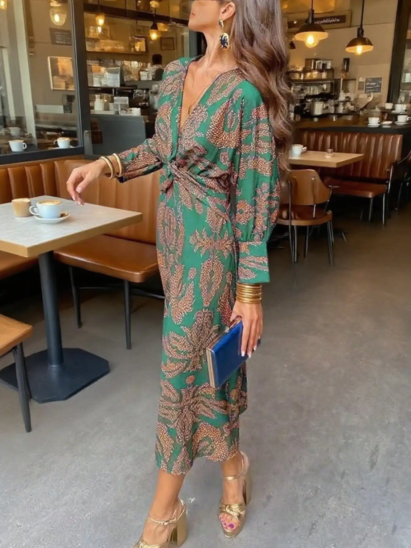 

Зеленое платье миди с цветочным принтом и V-образным вырезом - легкий шифон, А-силуэт, эластичная талия