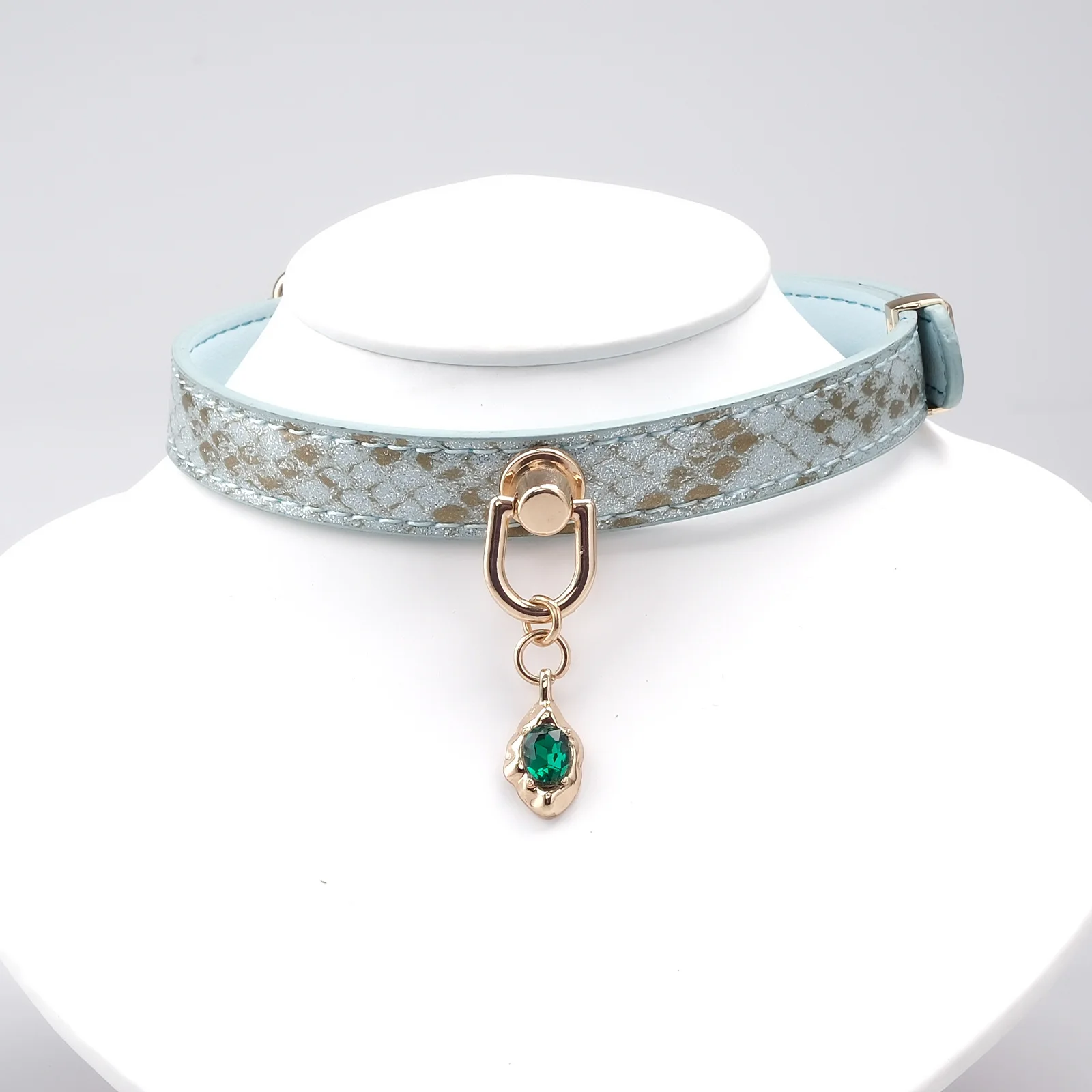 

Готический панк-чокер с узором змеи, светло-голубой воротник из искусственной кожи с зеленым хрустальным кулоном и золотым D-образным кольцом для взрослых игр