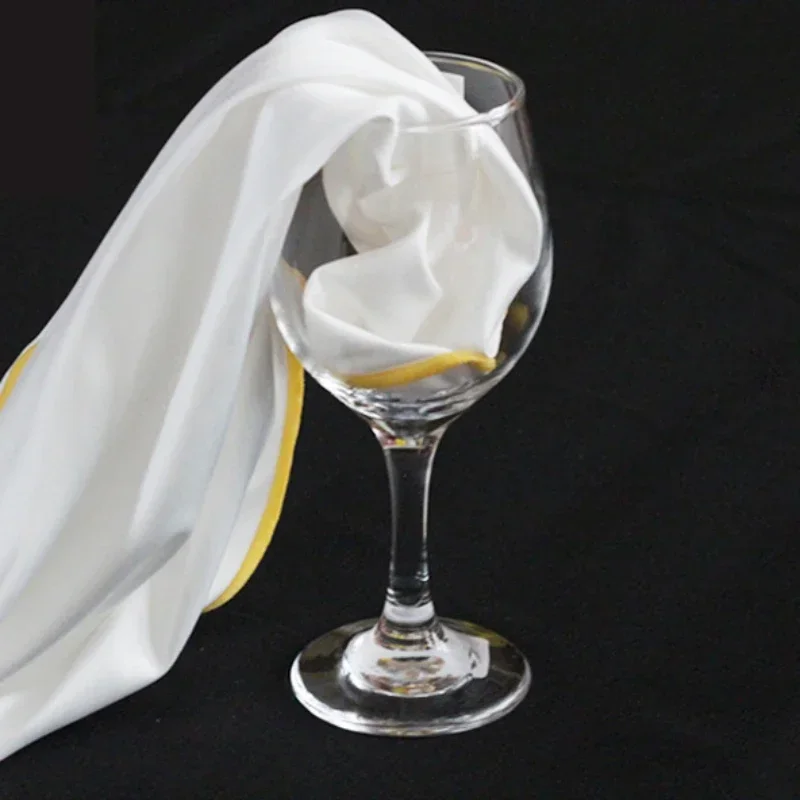 A Special Cloth for Wiping Red Wine Glasses Leaving No Marks on the Glass Cleaning Cloth for Wiping Glasses