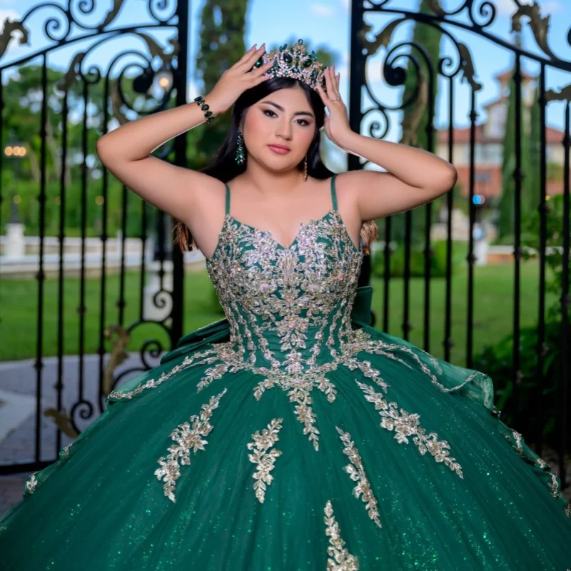 

Dark Green Quinceanera Dresses Off the Shoulder Golden Glitter Crystal Decal Long tail Bow Vestidoe 15 Quinceanera Customize