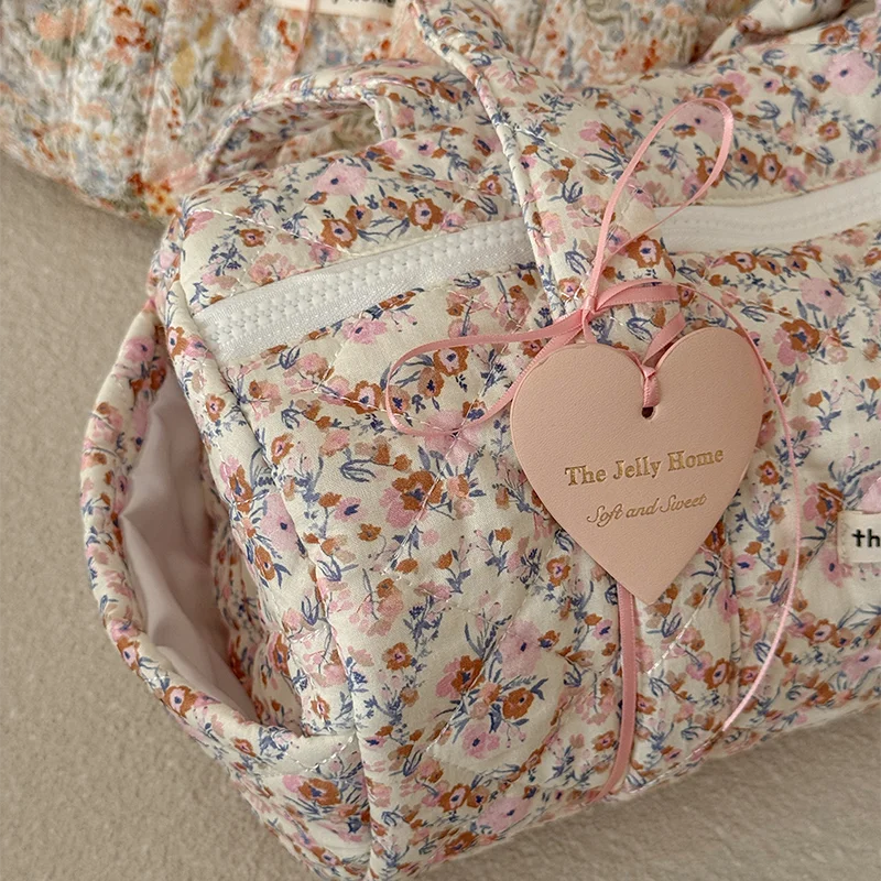Zylinderförmige Handtasche mit Blumenmuster, tragbare Reisewaschtasche, große Kapazität, tragbare Aufbewahrungstasche für den Außenbereich, Damen-Kosmetik- und Toilettenartikel – Detail 5