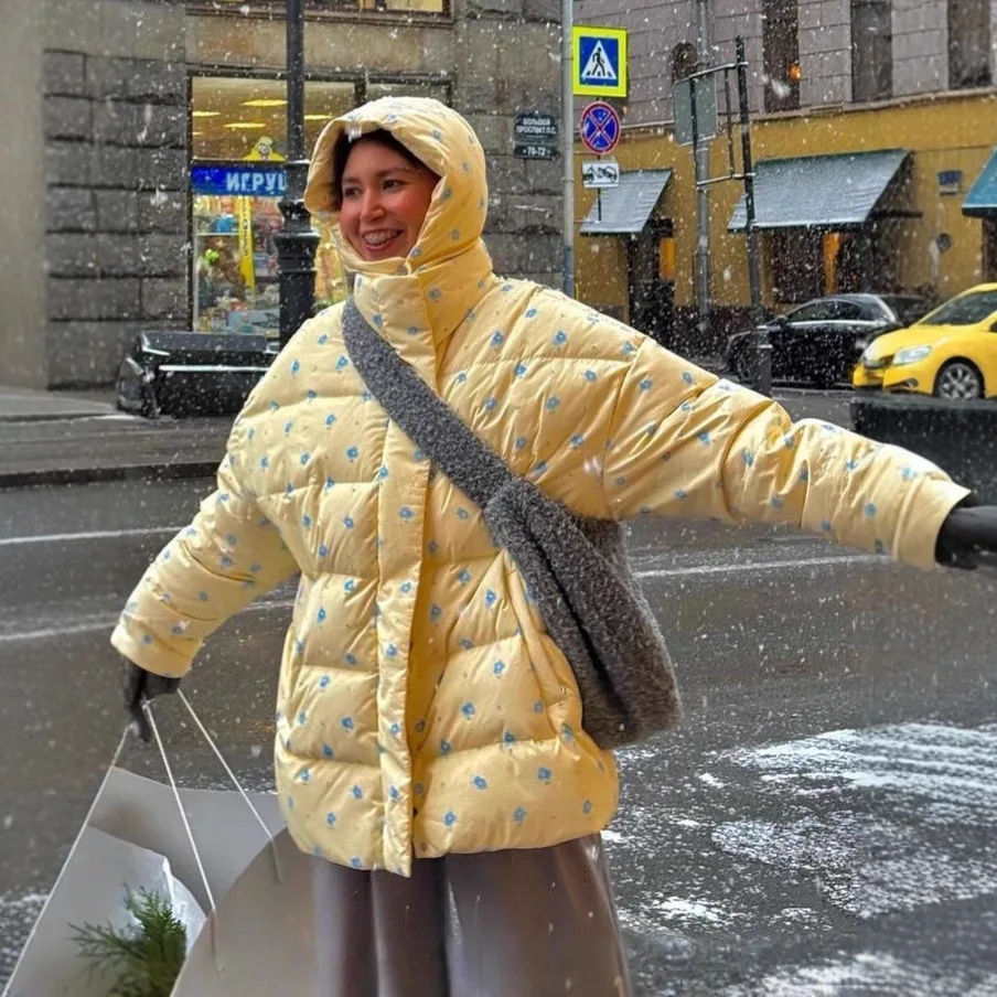 

2025 женская зимняя новая теплая хлопковая куртка с капюшоном в студенческом стиле с цветочным принтом для милых девочек