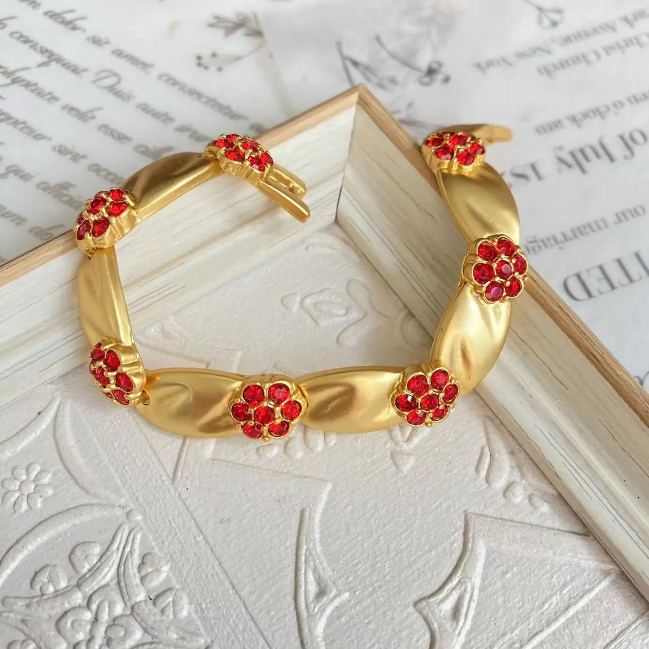 

2024 New Flower Retro Gold Simple Fashion Zircon Bracelet for Women