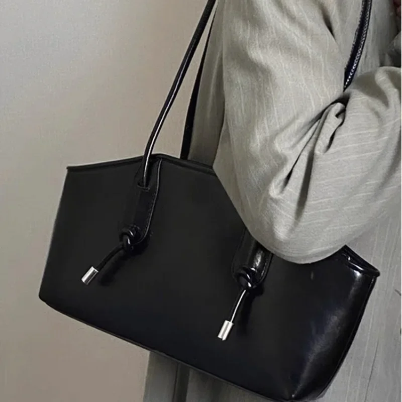 2024 Women\'s Small Square Bags Fashion Shoulder Bags Advanced Black New Small Square Bags Commuter Leisure Outdoor Axillary Bags