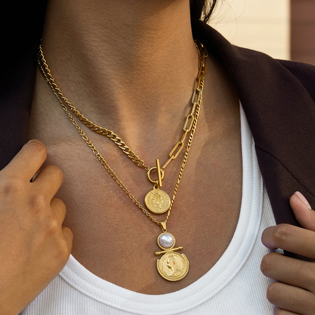 

AIKOER Vintage 18K Gold Color Plated Stainless Steel Portrait Coin Pendant OT Buckle Necklace Pearl Necklace Women's Jewelry