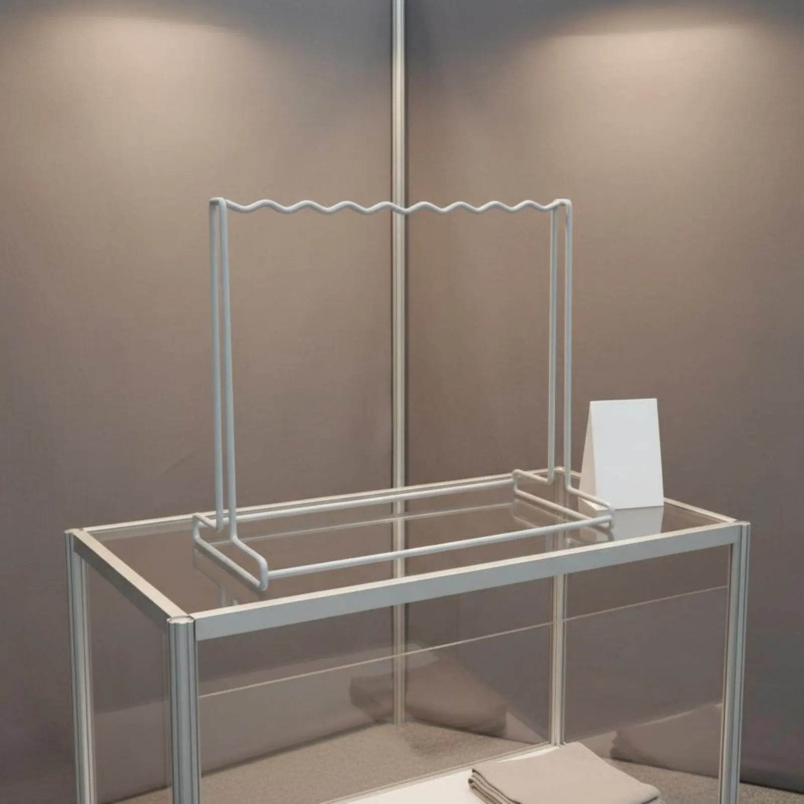 Countertop Bra Display Stand Minimalist Design Metal Lingerie Hanger Stand Wavy Bar Clothing Rack Freestanding for Market Stall