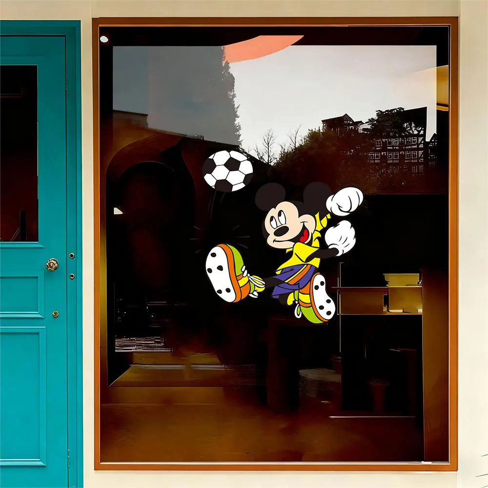 1 pegatina temática de fútbol de Mickey Mouse de Disney con diseño de pelota para correr, pegatina decorativa vibrante, adecuada para decoración del hogar, se puede utilizar en paredes, ventanas, puertas, espejos y paredes decorativas