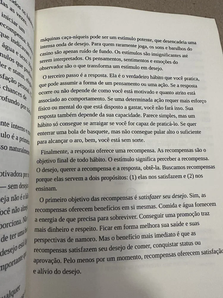 Hábitos Atómicos: Una Forma Sencilla De Desarrollar Buenos Hábitos Y Deshacerse De Los Malos, Libro De Bolsillo En Español