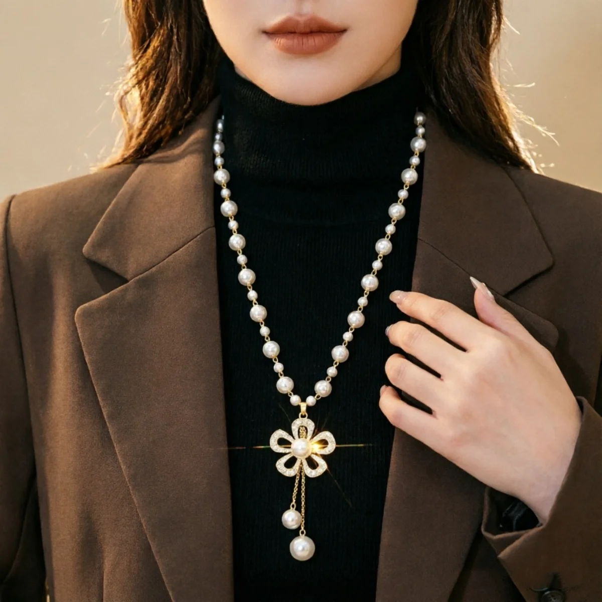 Elegante französische Strass-Perlenblumen-Halskette mit langer Kette für Damen und Herren, zarte florale Quasten-Choker-Schmuckstücke – Detail 15