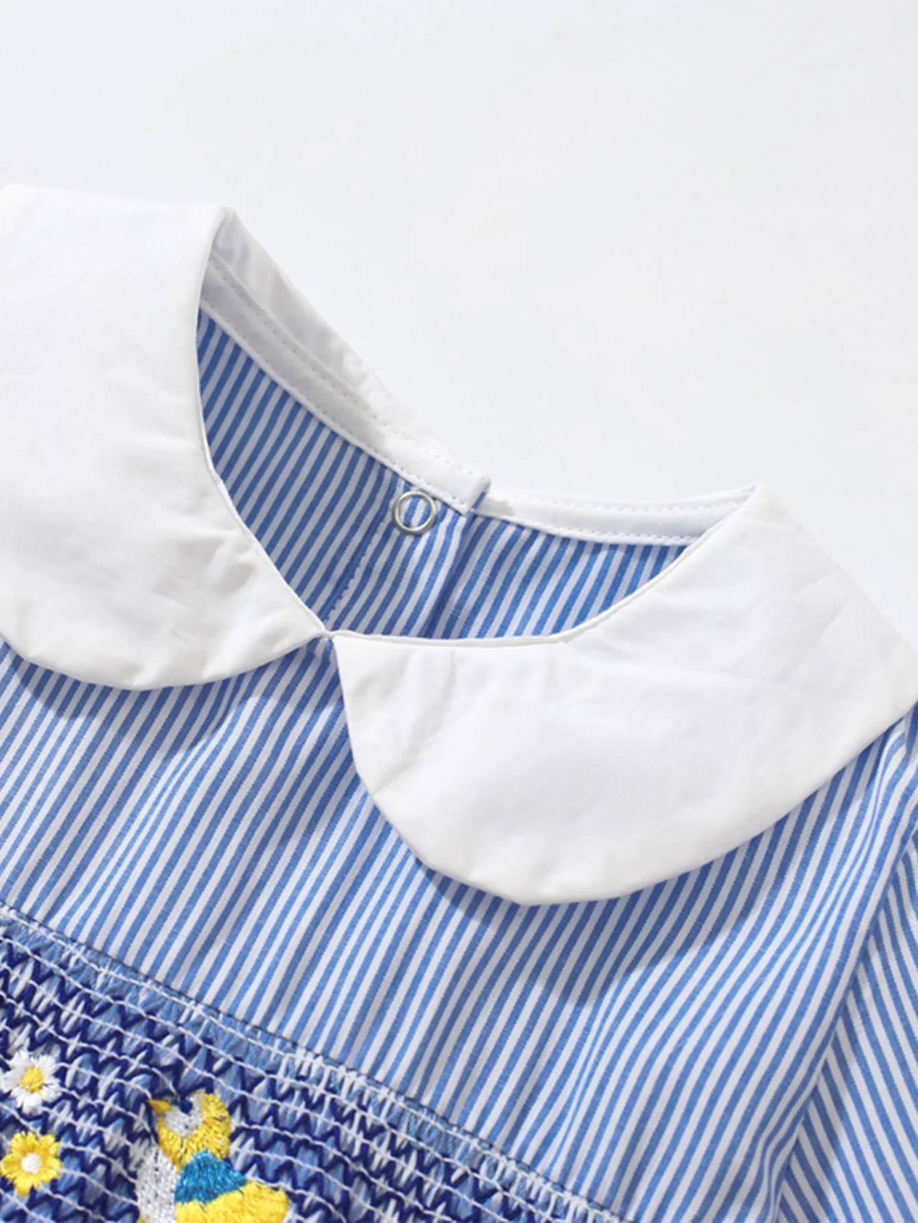 TUONXYE Baby Mädchen Gestreiftes Kleid mit Kragen, Gewebtem Stoff, Vogel- und Blumenstickerei, Kurzen Ärmeln und Knöpfen am Rücken, Sommerkleid für Kleinkinder. – Detail 4