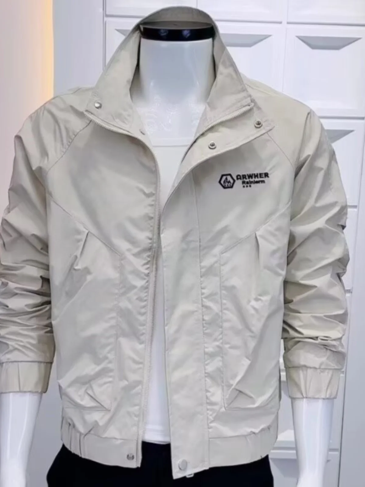 

Мужская удлиненная куртка на осень-зиму, утепленная, приталенная, модная, теплая, ветрозащитная, рабочая, молодежная, стильная.