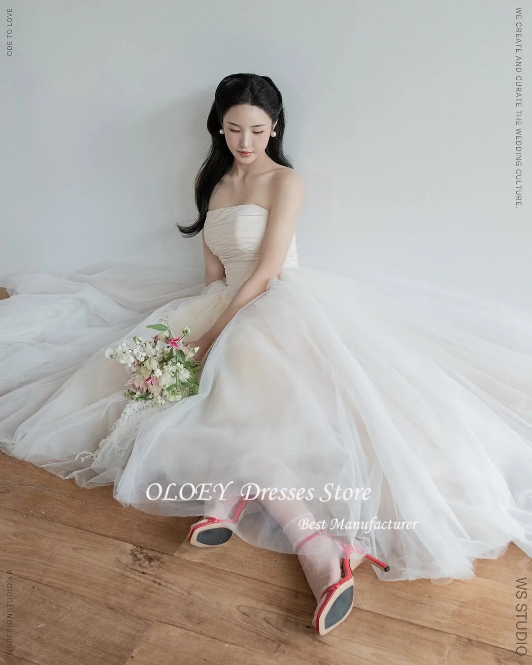 ชุดแต่งงาน OLOEY Korea แบบไร้สาย ผ้าทูลล์ทรงเอ เรียบหรู ชุดแต่งงานเรียบง่าย แต่งระบายช่วงคอสีงาช้าง สามารถสั่งตัดได้ สวยสง่างาม