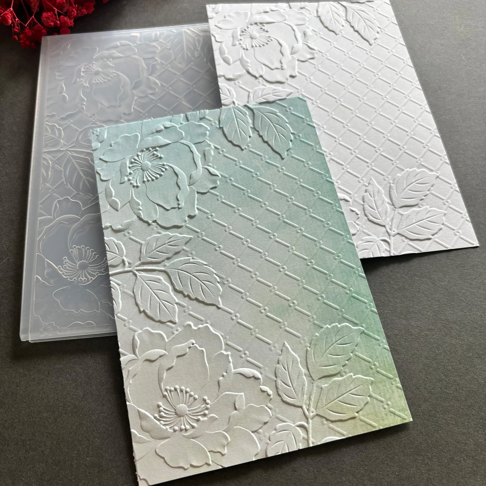 Gittermuster kombiniert mit Blumendesign, 3D-geprägter Ordner-Texturmuster-Hintergrund, DIY-Scrapbook-Bastelbedarf für Prägung