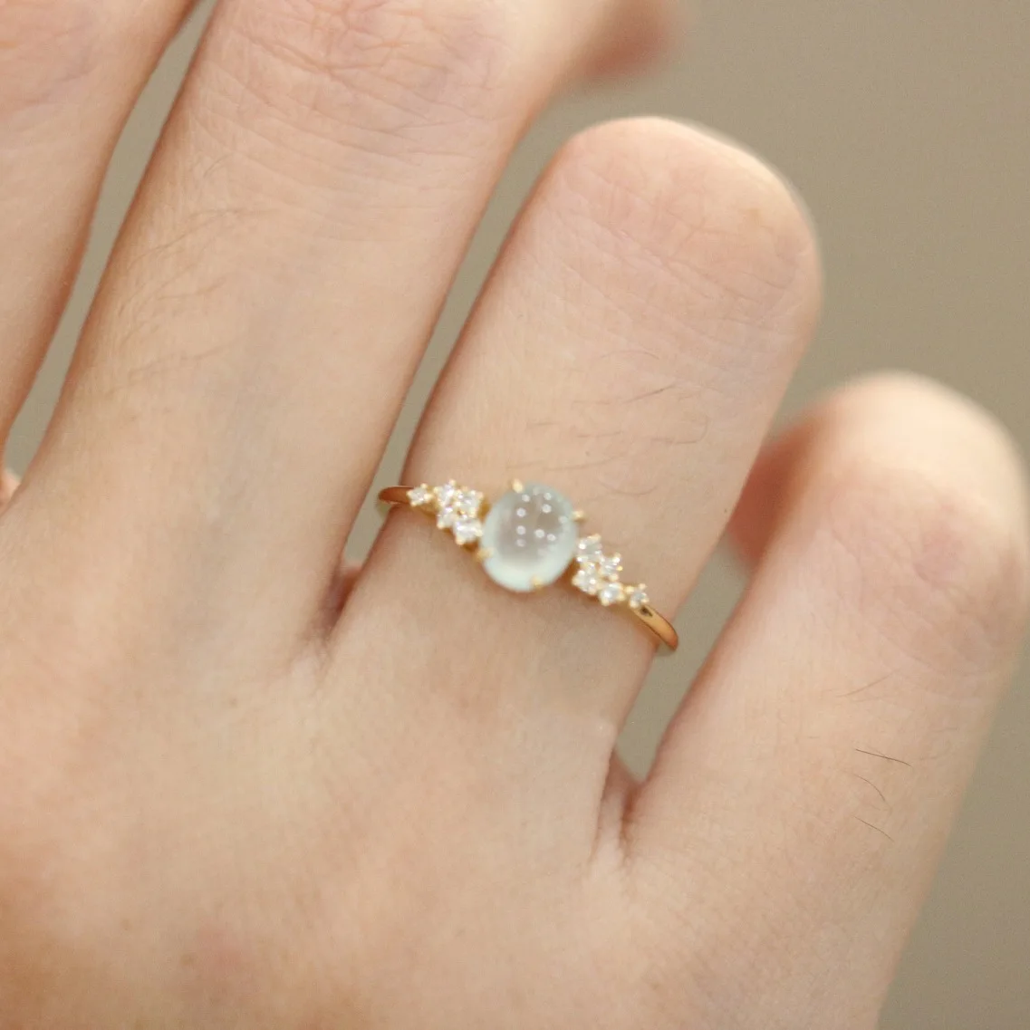 New high-end romantic white chalcedony open light luxury ring inlaid with egg face versatile ring