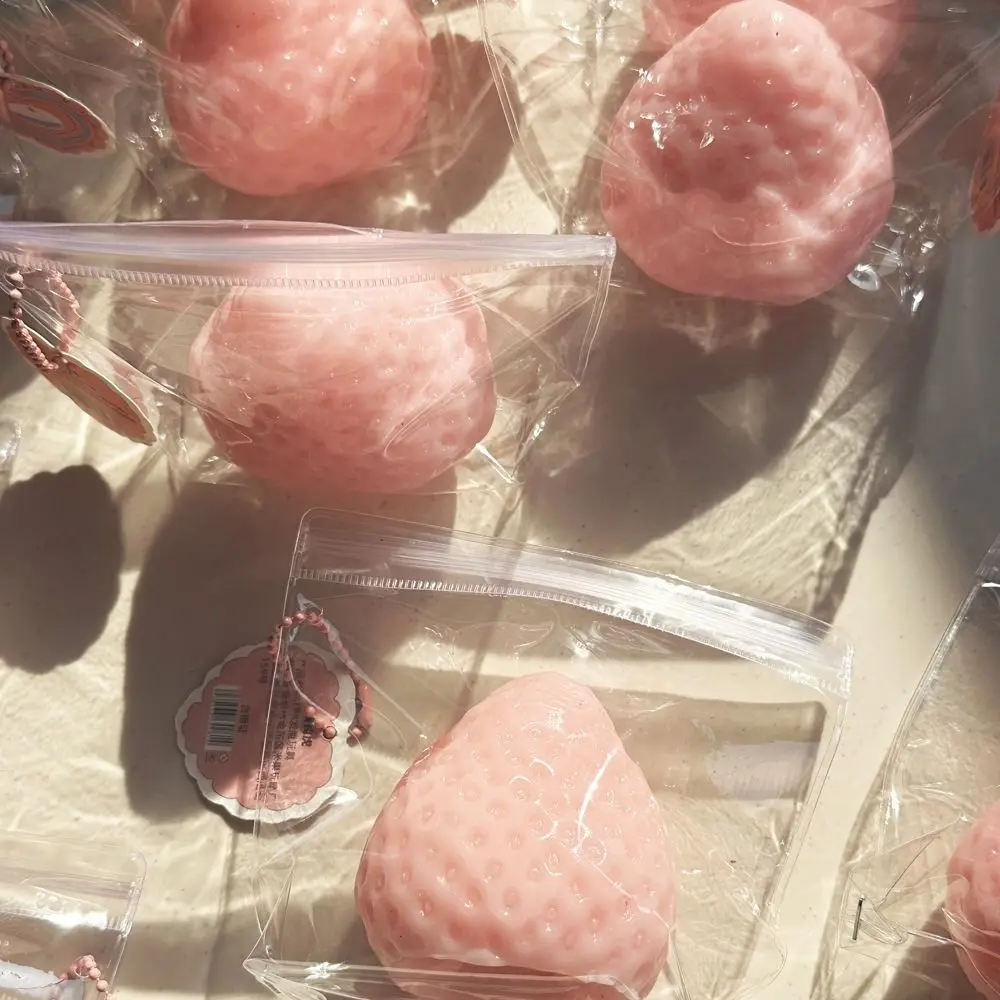 สตรอว์เบอร์รีบีบเล่นน่ารัก ทำจากซิลิโคน TPR รูปทรง 3 มิติ ของเล่นแปลกใหม่ ตลกขบขัน