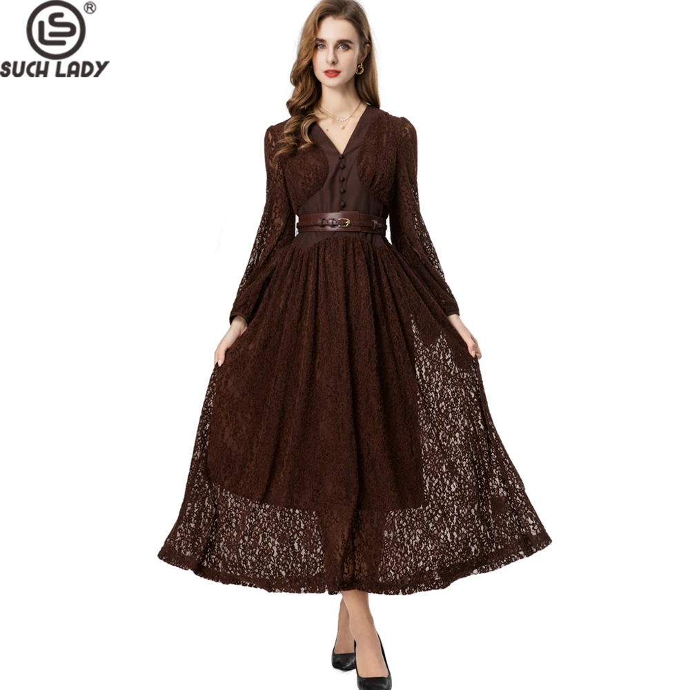 Sukienka maxi z satyny w kolorze bogatego brązu, wykończona koronką, z dekoltem w serek, długimi rękawami, zapinana na guziki z przodu i z paskiem do wiązania, idealna na co dzień.