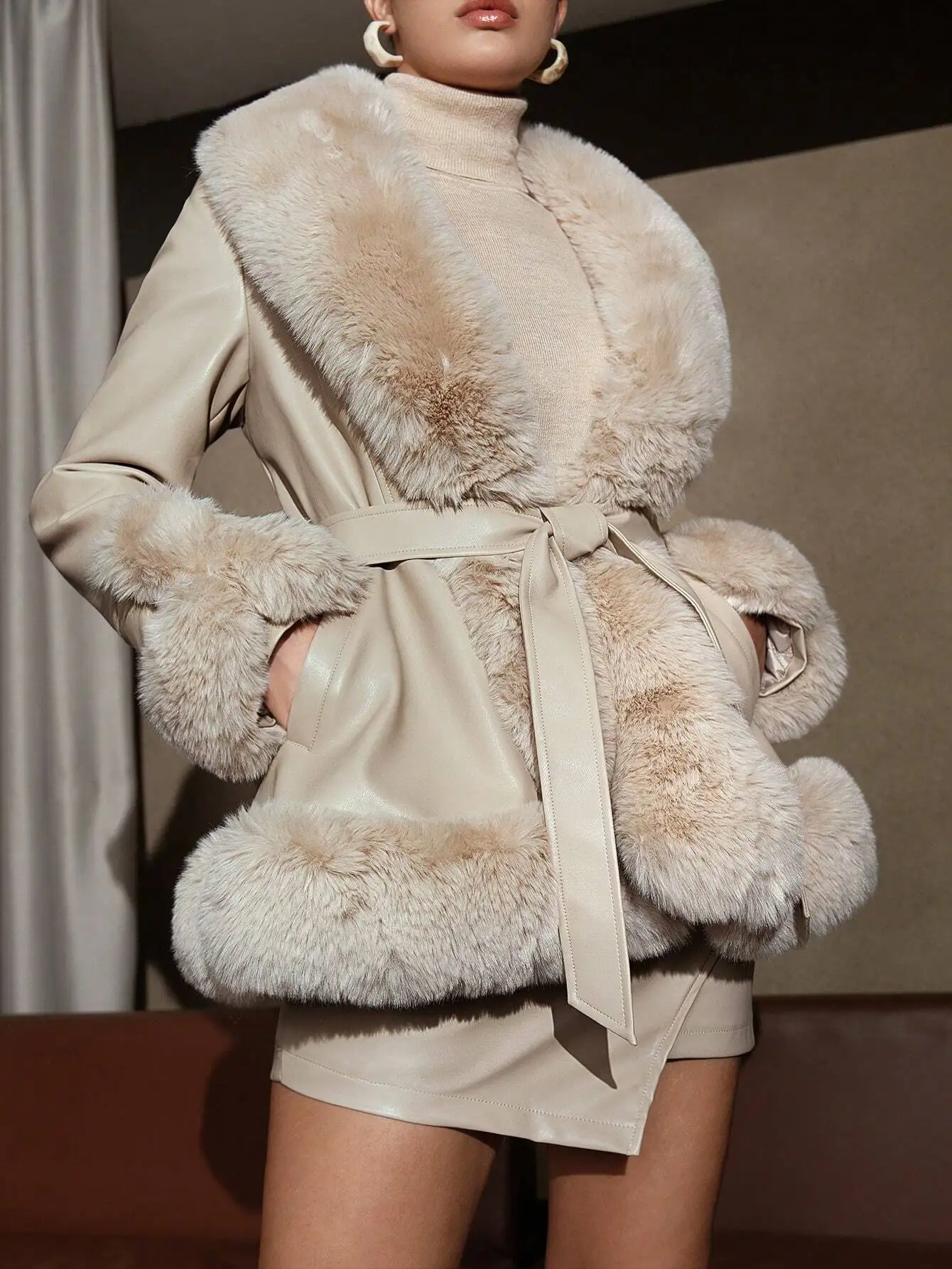 

Женская куртка из искусственной кожи с отделкой из искусственного меха и поясом