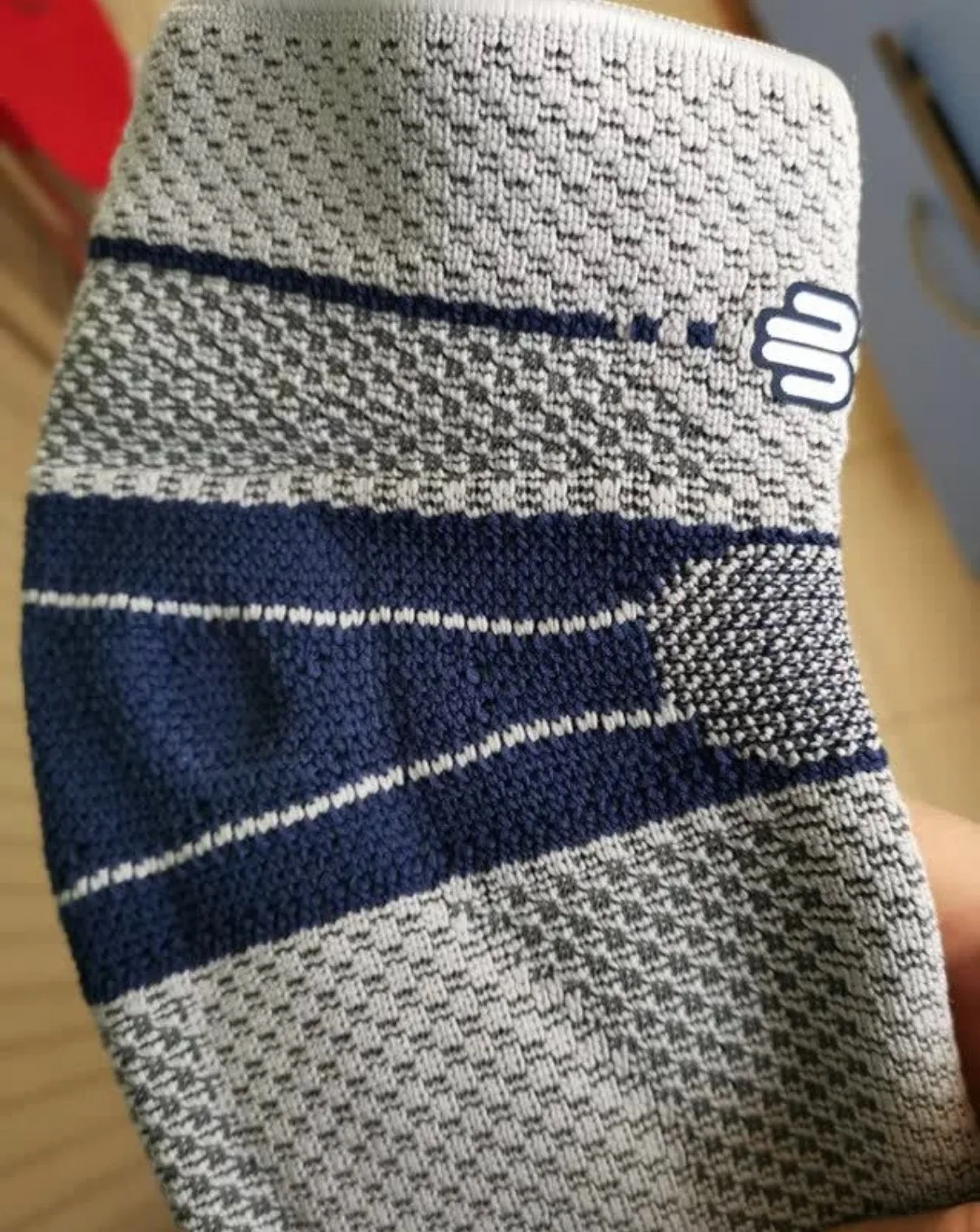 Especialidad deportiva de baloncesto, tenis y bádminton que absorbe el sudor y transpirable, con protección para los codos