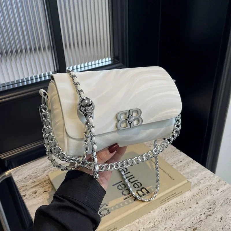 

Classic Elegant Leather Shoulder Bag - Designer Women's Handbag with Gold-Toned Hardware Details